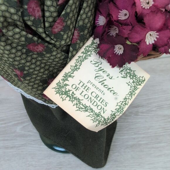 Byers’ Choice Caroler Woman Flower Vendor w/Baskets Cries of London 1994 - Picture 2 of 6